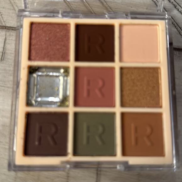 makeup revolution striped khaki palette - Picture 2 of 2